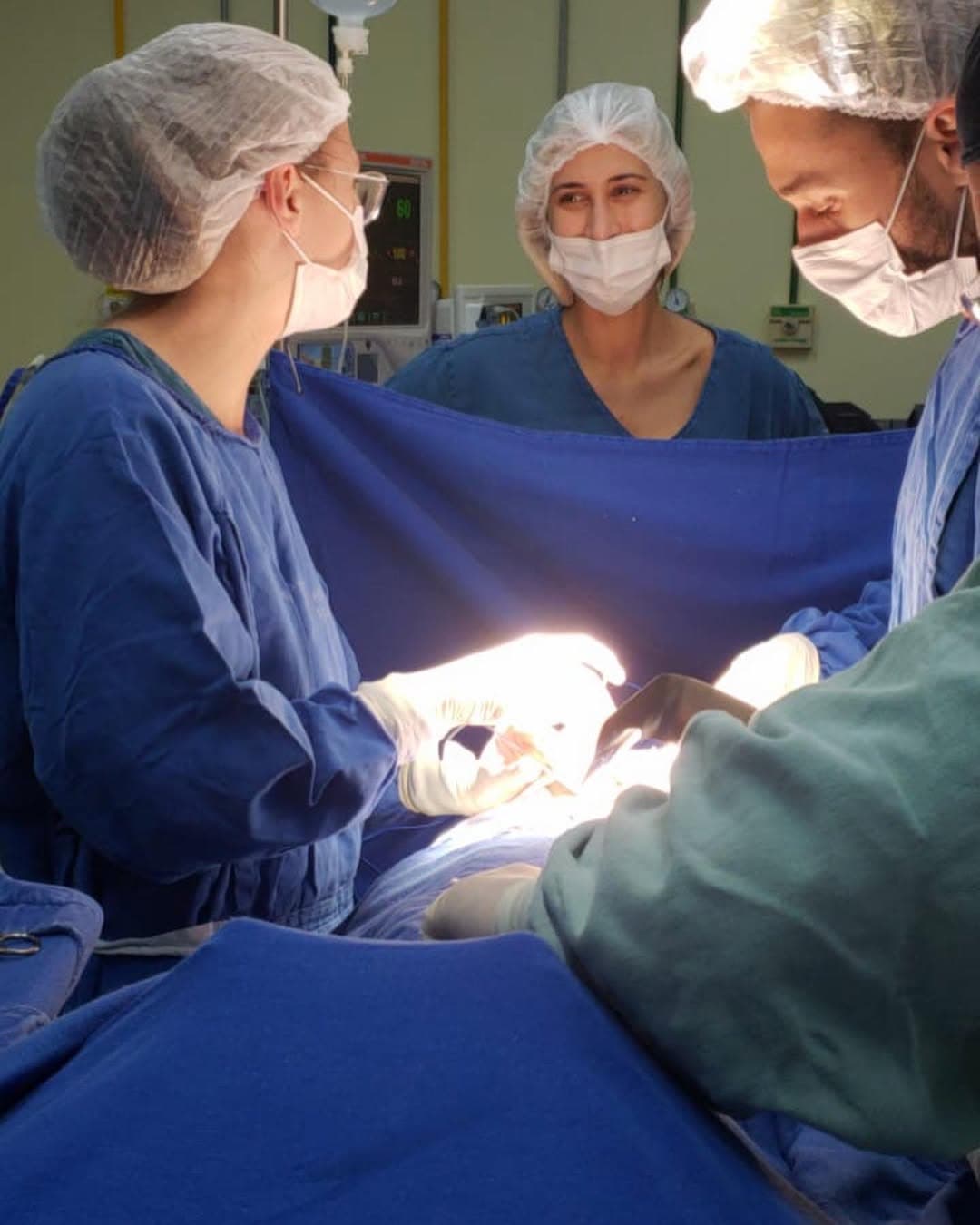 Dr. Thales em cirurgia